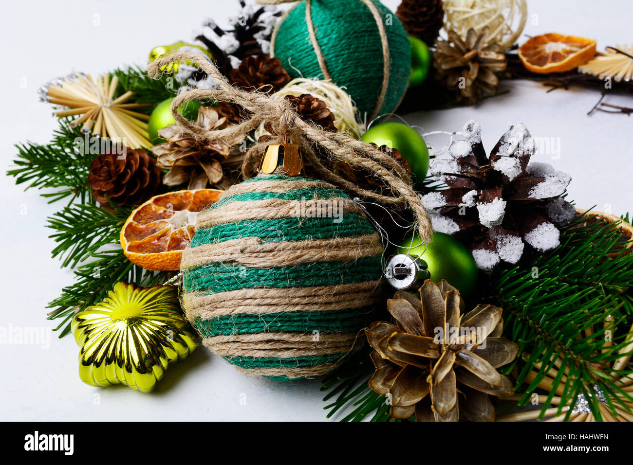 Couronne de Noël avec des ornements de la ficelle de jute. Noël décoration rustique. Banque D'Images