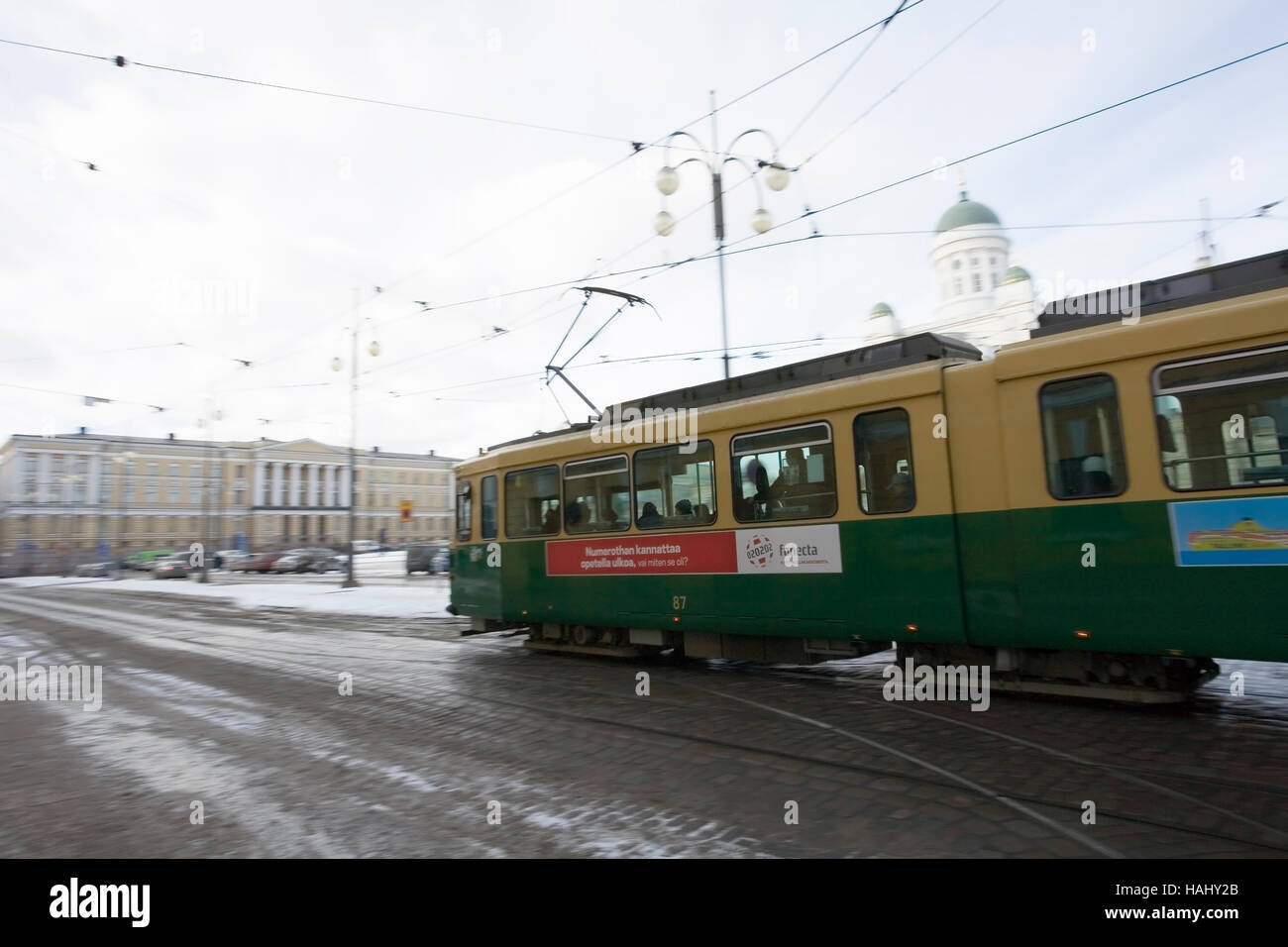 Vieux tram à Helsinki en Finlande Banque D'Images