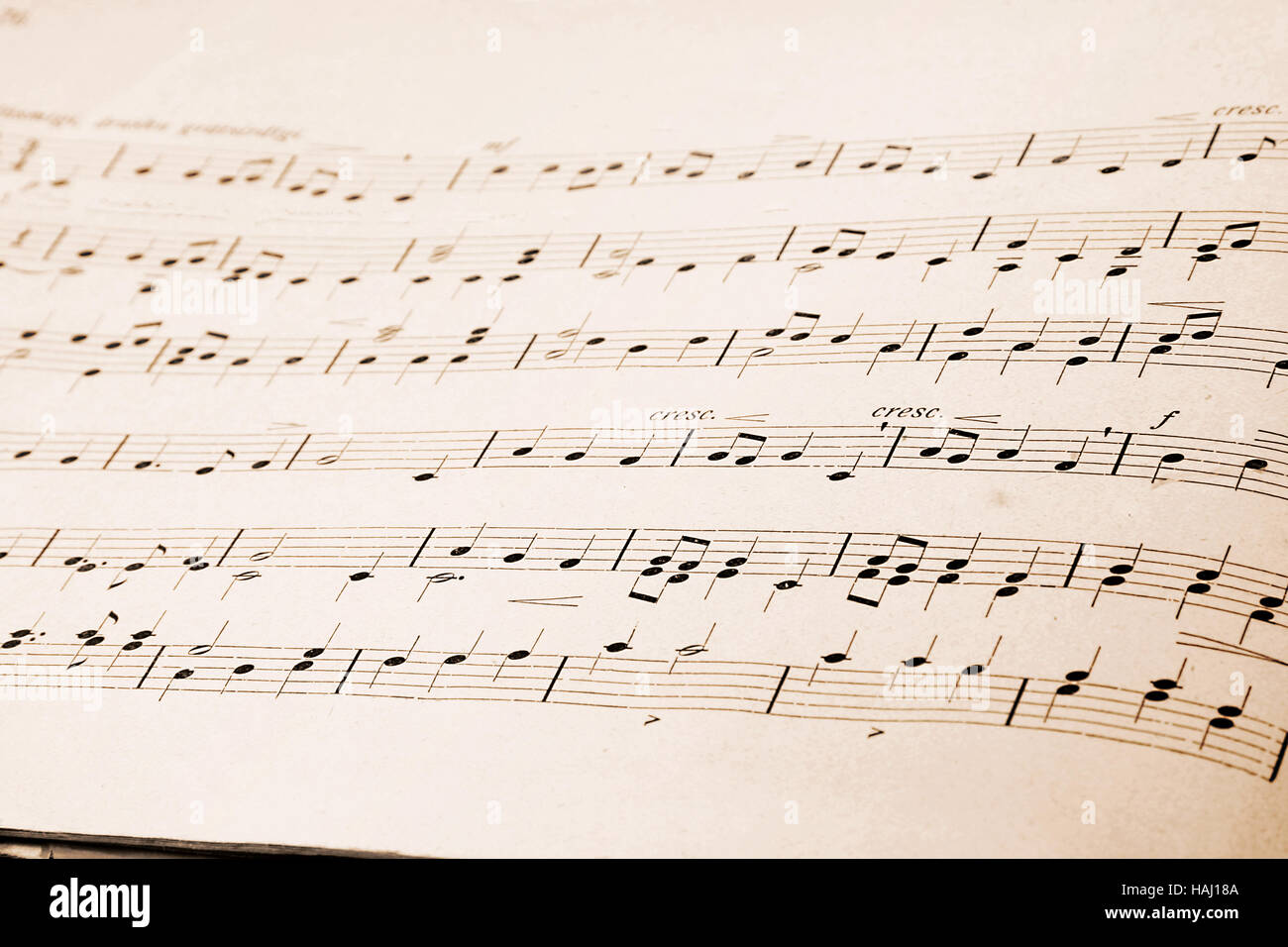 Des notes de musique dans la région de Old music book Banque D'Images