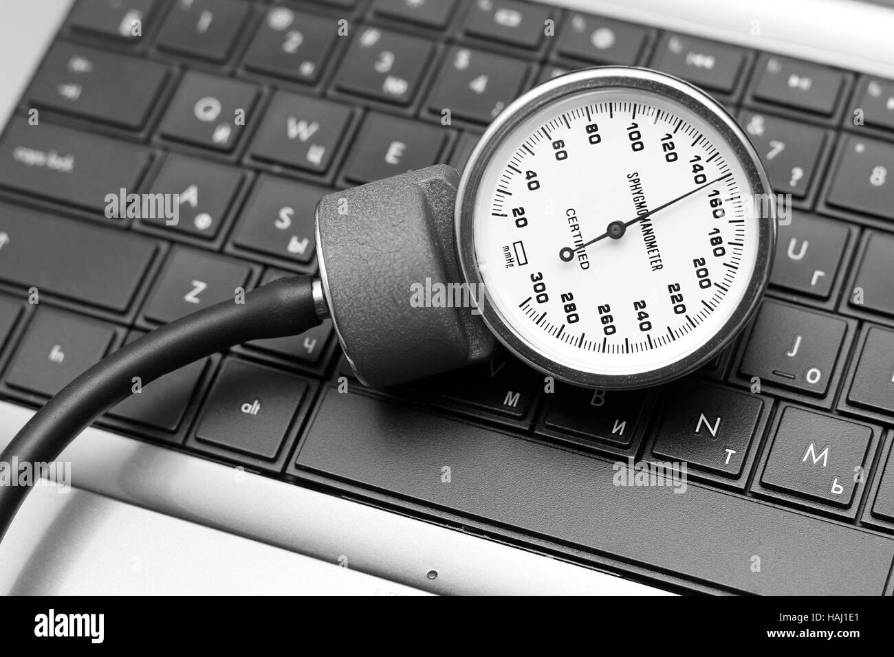 Sphygmomanomètre sur clavier d'ordinateur portable Banque D'Images