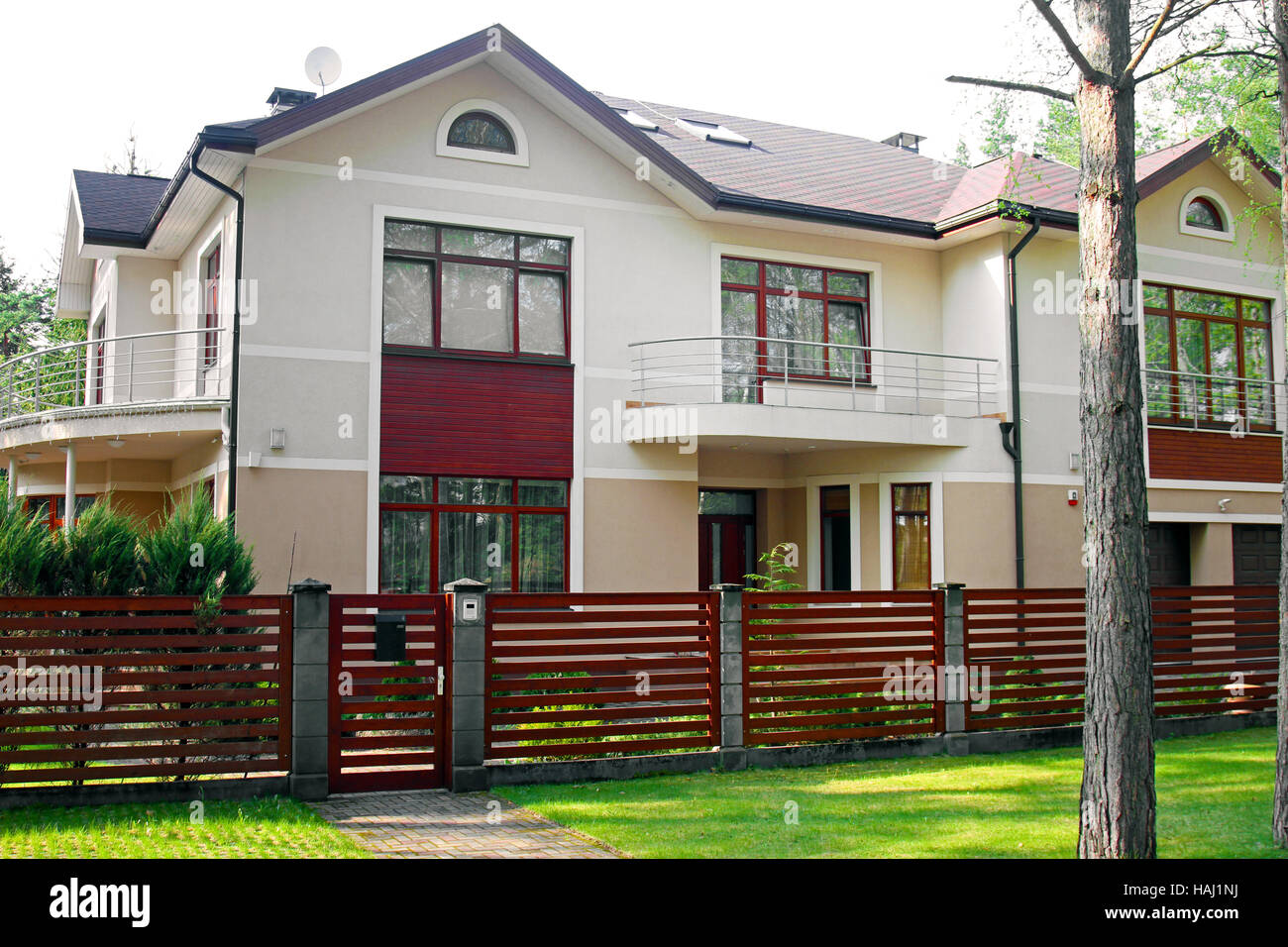 Grande chambre de luxe avec clôture et herbe verte Banque D'Images