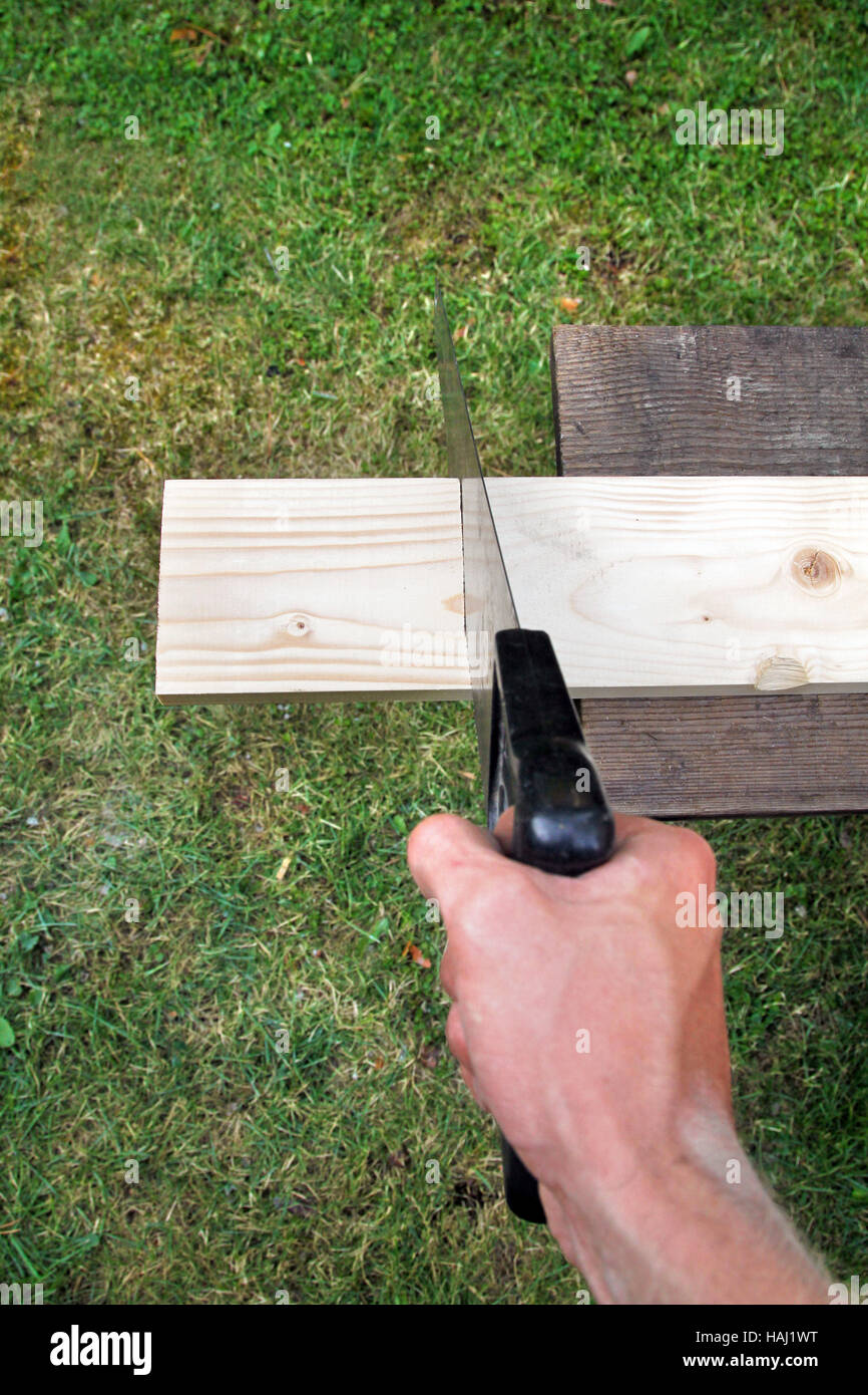 Sciage à façon planche sur un fond d'herbe verte Banque D'Images