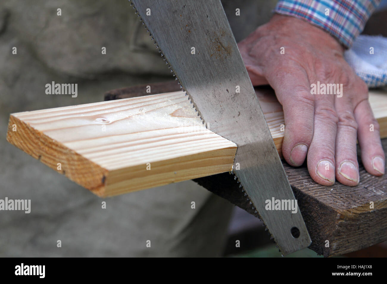 Atelier de coupe de bois. carpenter planche avec scie à main Banque D'Images