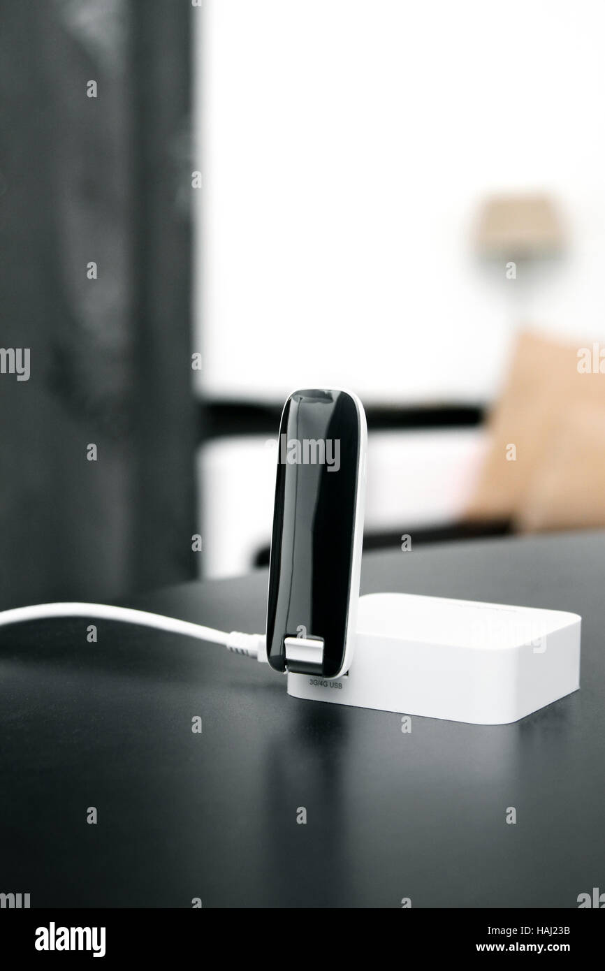 3g 4g internet mobile routeur sans fil sur la table Banque D'Images 3g 4g internet mobile routeur sans fil sur la table Banque D'Images