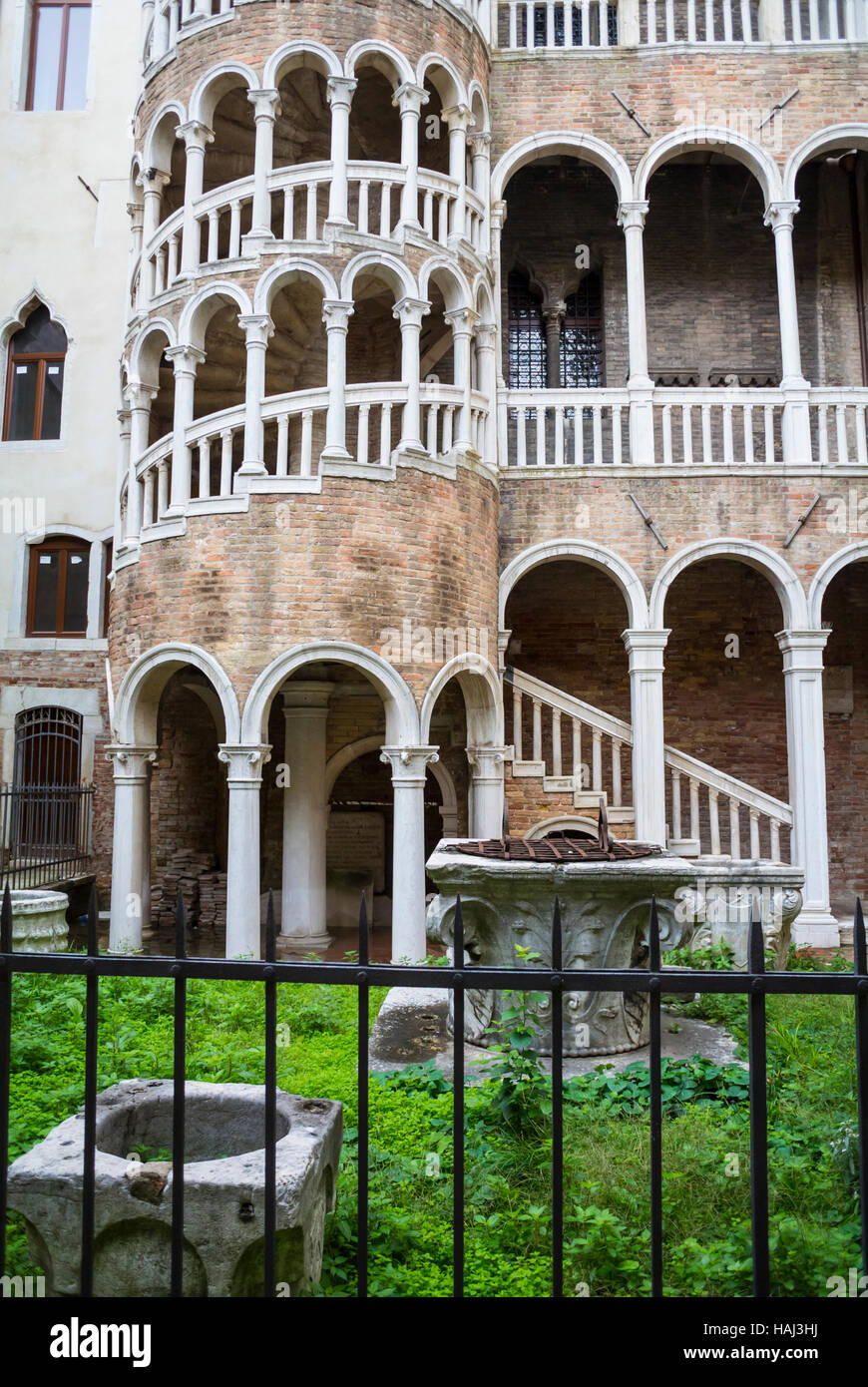 Venise, Italie, escalier gracieux du Palazzo Contarini, éditorial seulement Banque D'Images