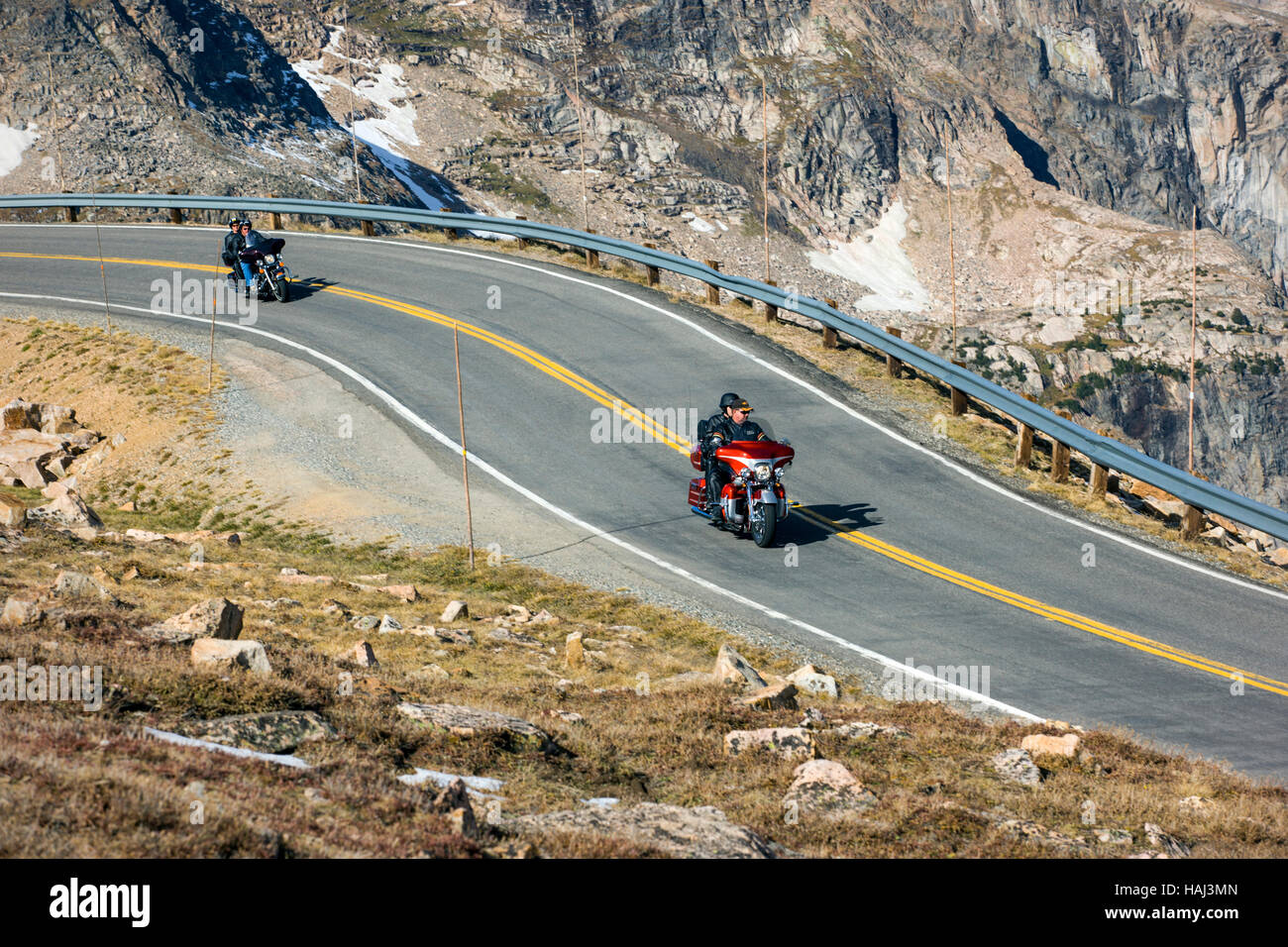 Motocyclistes sur la Beartooth Scenic Byway (Rt. 212) (10 947 Beartooth Pass croix') entre Cooke City, Wyoming, et Red Lodge, Montana, USA Banque D'Images