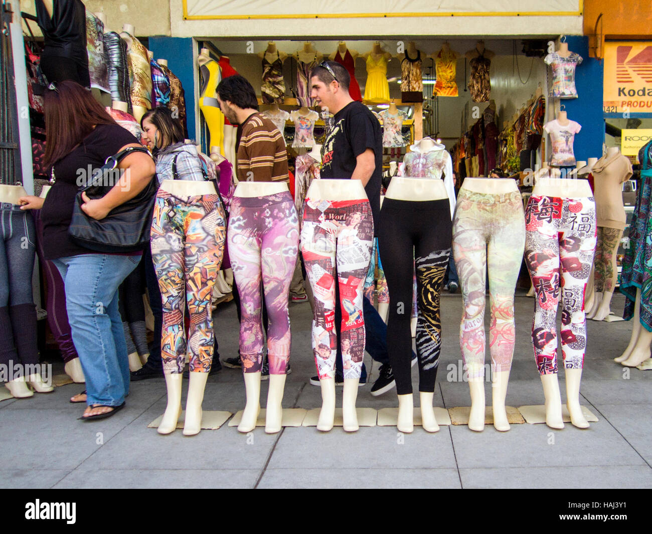 Collants femme humoristique sur l'affichage dans une boutique de trottoir, Santa Monica, Californie, USA Banque D'Images