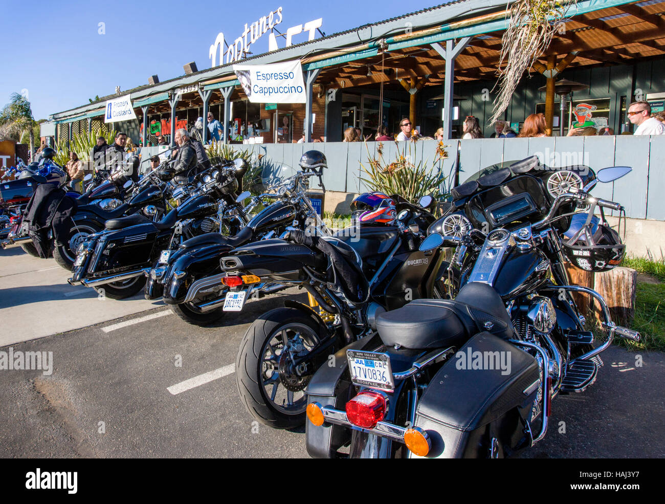 Motocyclettes Harley Davidson garée devant le Neptune's Restaurant de fruits de mer Net sur la Rt. 1 à Malibu, Californie, USA Banque D'Images