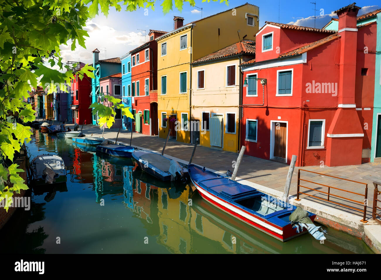 Voile et maisons colorées de Burano Venise, Italie Banque D'Images