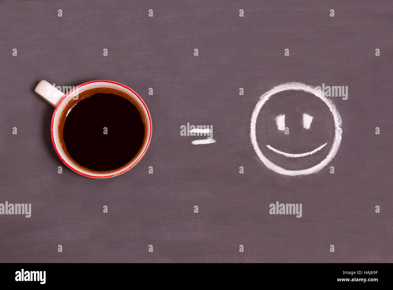 Une tasse de café et smiling smiley dessiné à la craie sur le tableau. Le concept d'un bon matin. L'énergie produite à partir de café. Banque D'Images