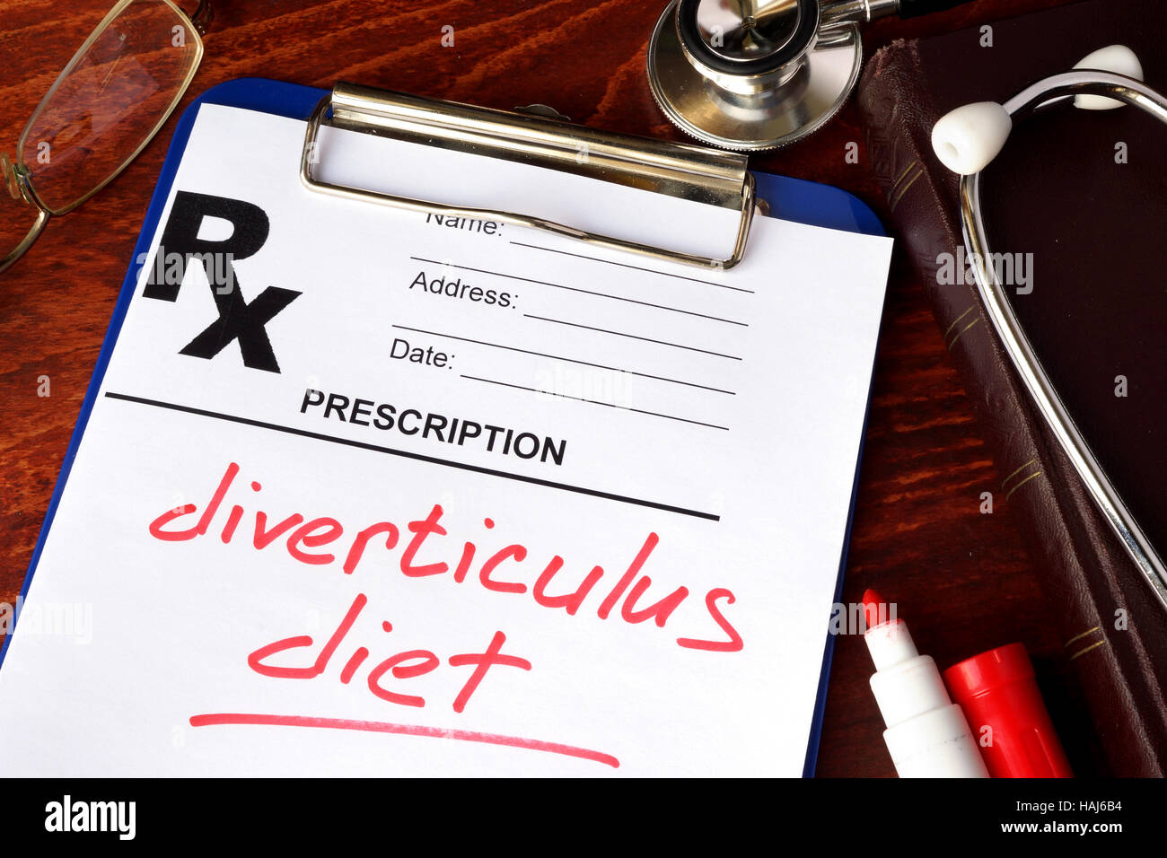 Formulaire d'ordonnance avec des mots la diverticulite régime sur une table. Banque D'Images