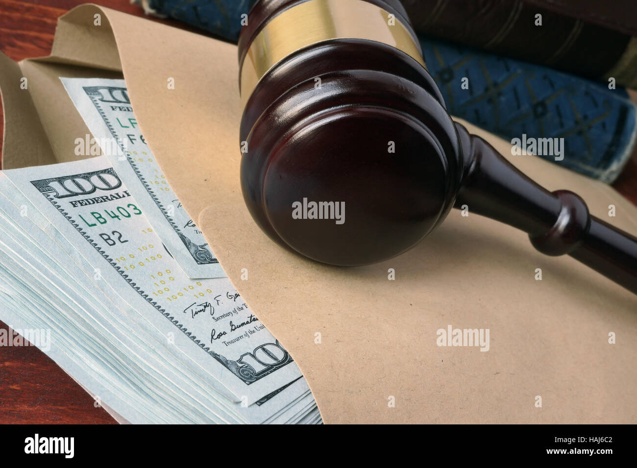 Pot-de-vin dans un concept de la cour. Un marteau et de l'argent sur une table. Banque D'Images