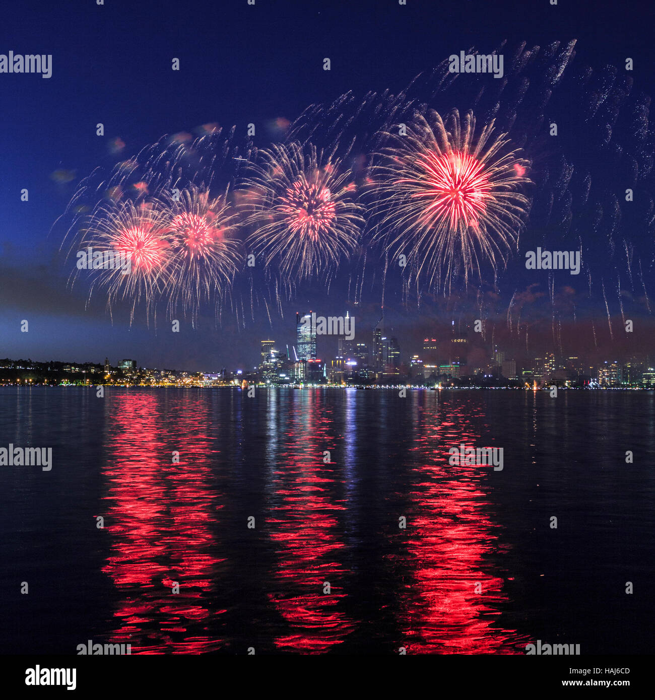 Skyworks Australie Jour d'artifice au-dessus de la Swan River et la ville de Perth, Australie occidentale Banque D'Images