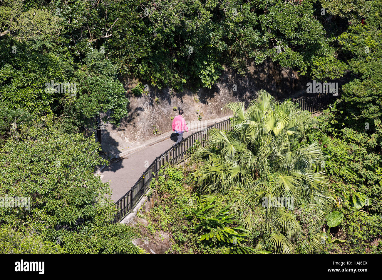Un homme marchant dans le Victoria Peak Hong Kong Banque D'Images