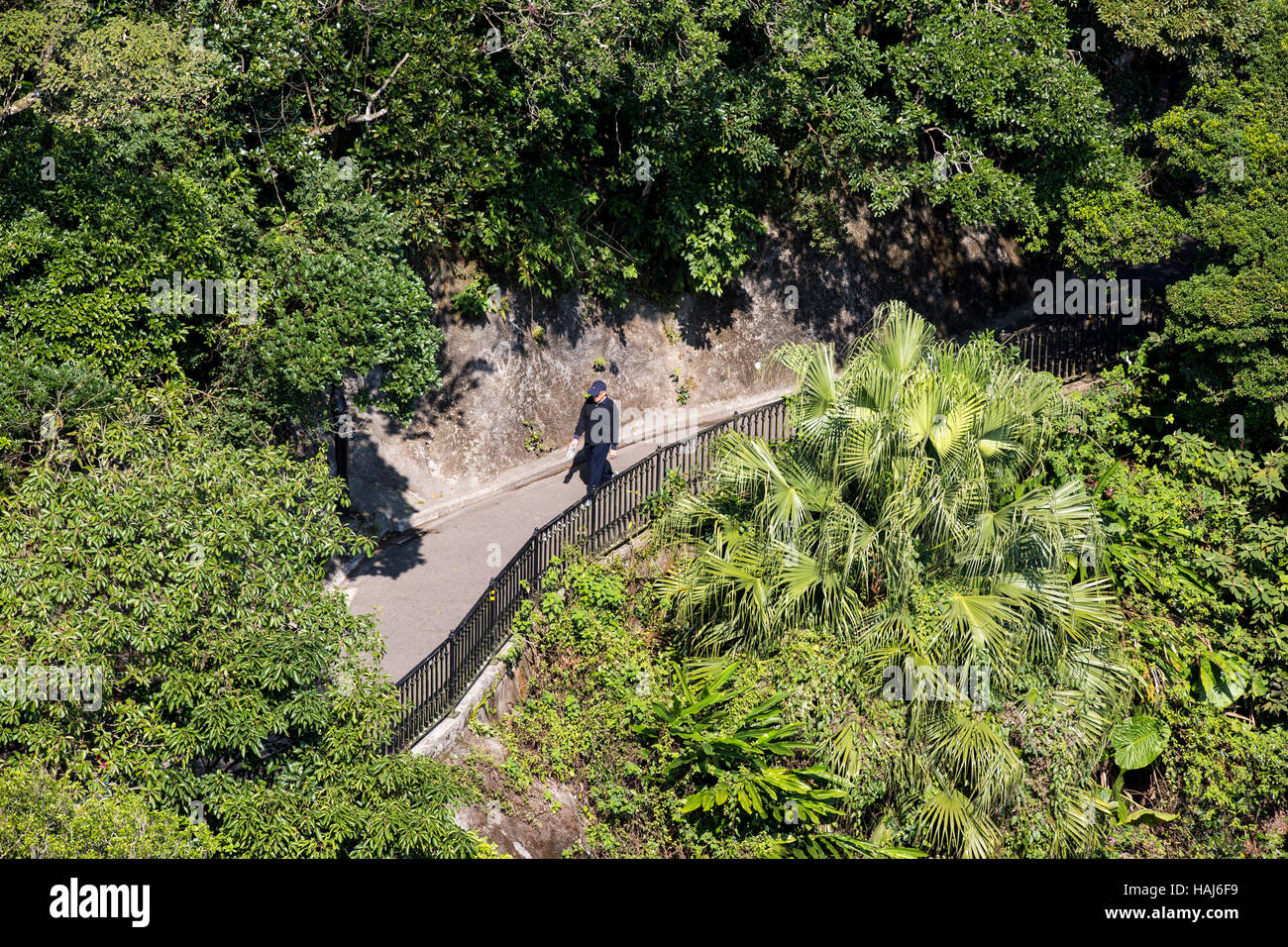 Un homme marchant dans le Victoria Peak Hong Kong Banque D'Images