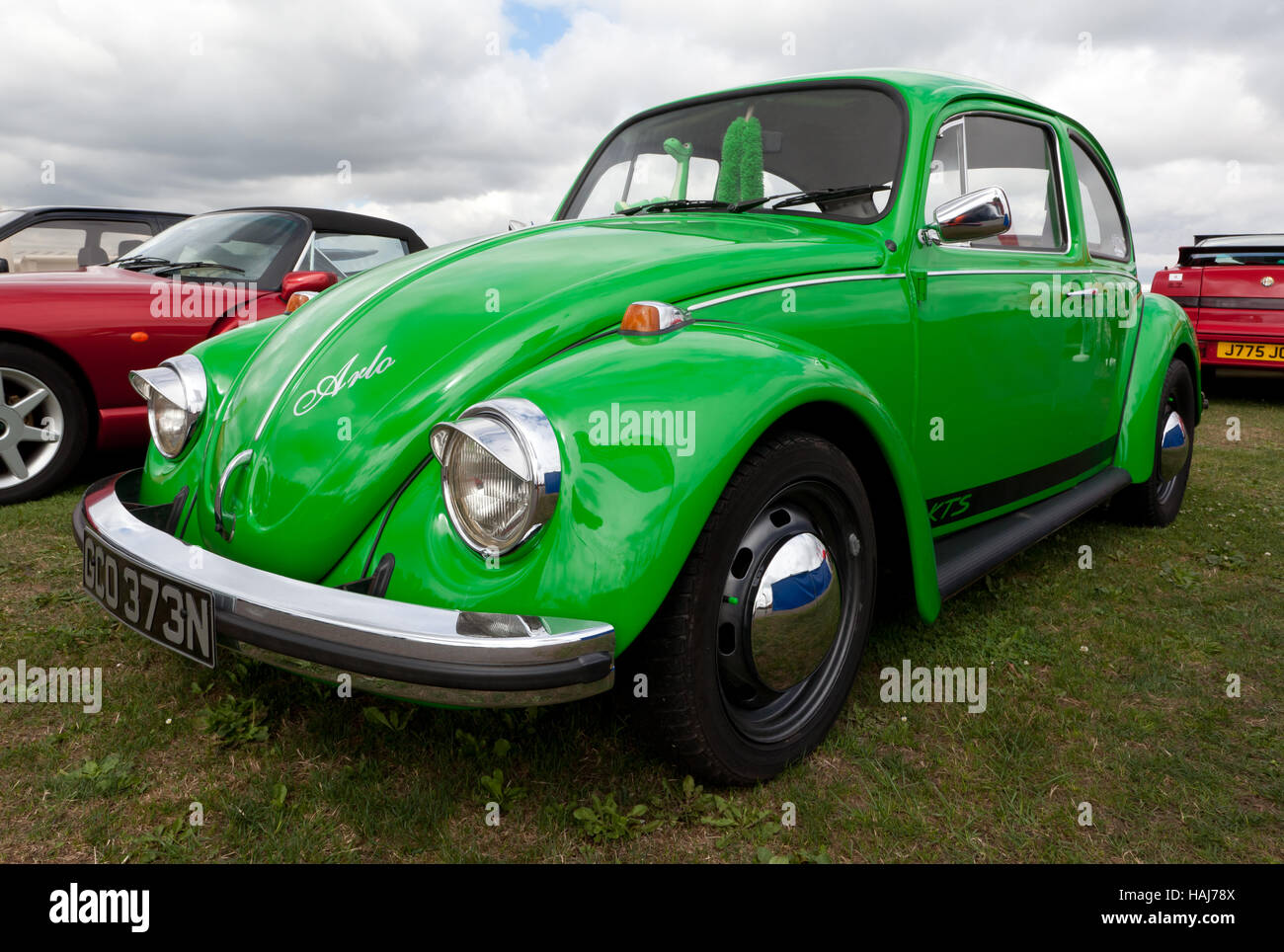 Trois-quart Vue de face d'un livre vert, 1974 Volkswagen Beetle sur l'affichage dans un club de voiture de la zone 2016 Silverstone Classic Banque D'Images