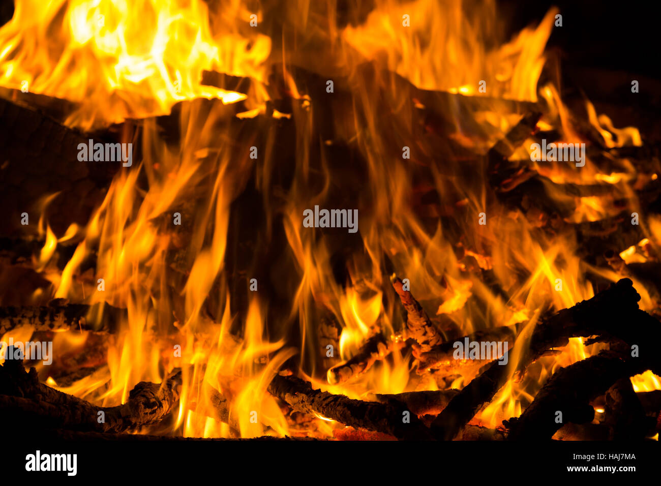 Un grand feu de camp avec flammes c'est chaud Banque D'Images
