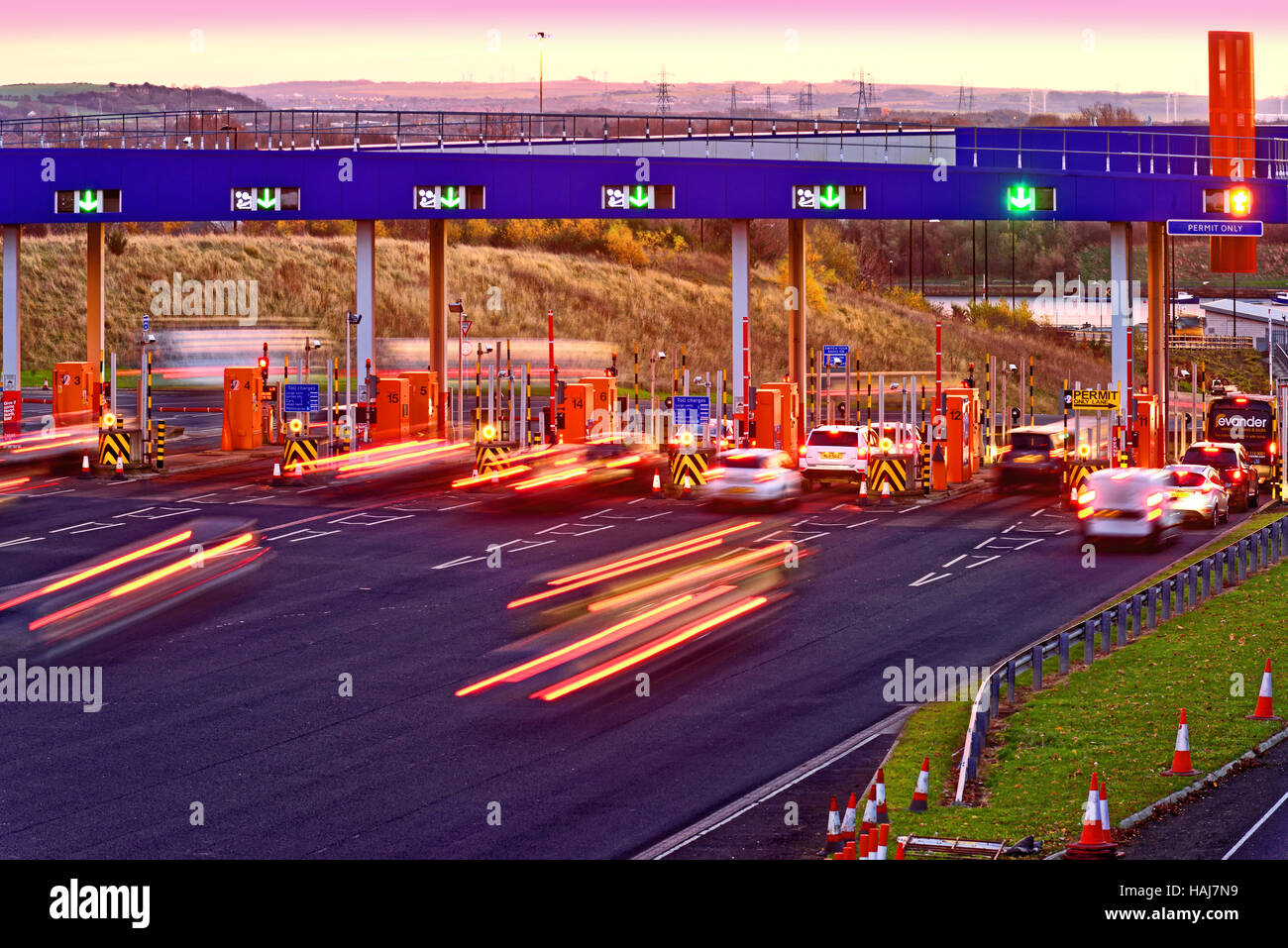 Tyne tunnel non automatique du trafic de l'opérateur les postes de péage, au coucher du soleil Banque D'Images