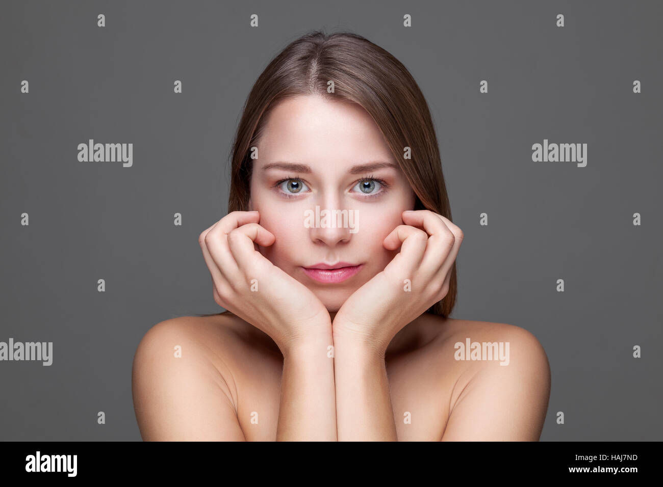 Belle jeune fille brune avec de longs cheveux raides Banque D'Images