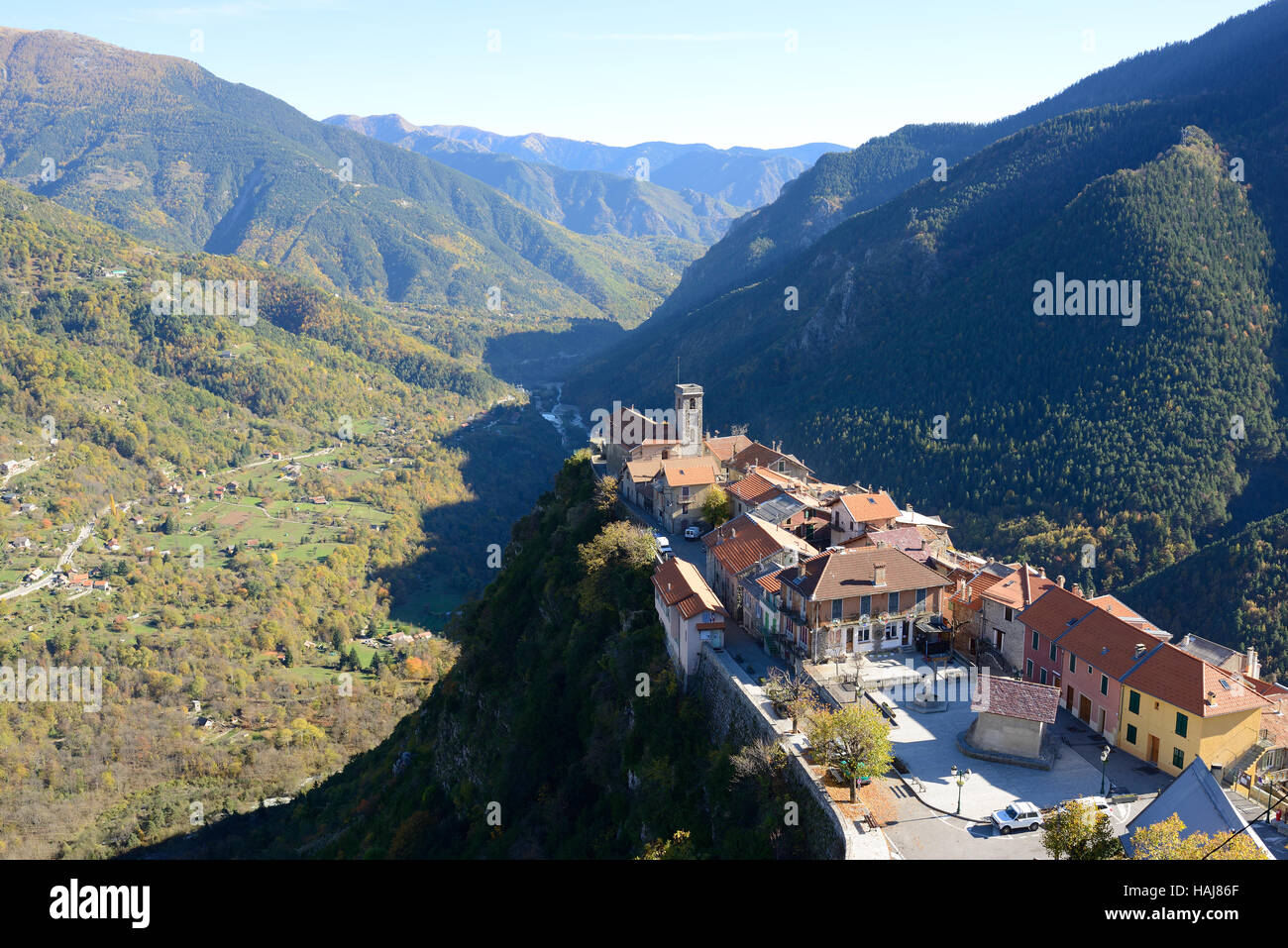 Village médiéval perché sur une étroite crête surplombant la vallée de la Vésubie. Venanson, Alpes-Maritimes, France. Banque D'Images