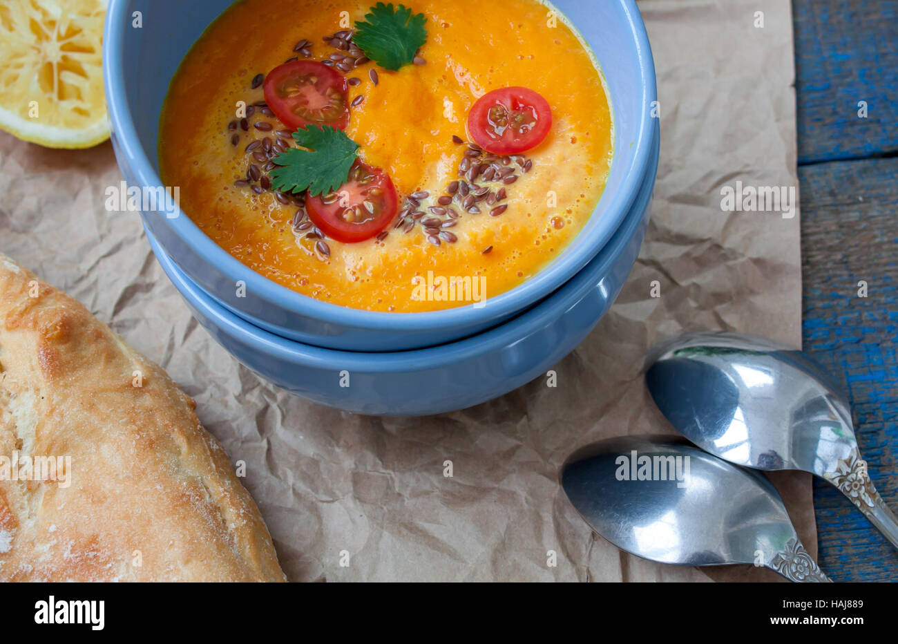 Orange Vegan légumes (carottes, patates douces, la citrouille) avec des herbes et de la crème de coco. Parfait pour le régime de detox ou simplement un repas sain. L'amour Banque D'Images