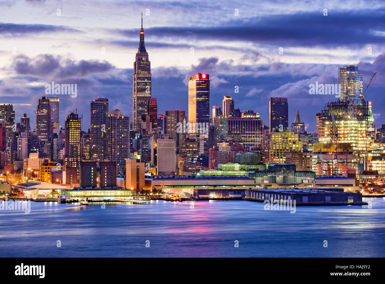 New York City Manhattan skyline l'autre côté de la rivière Hudson. Banque D'Images