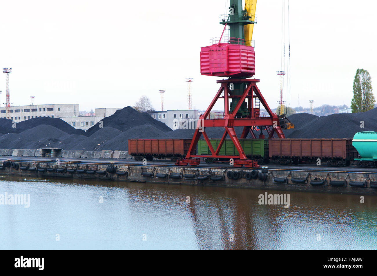 Grues au port, le charbon, le train de marchandises, terminal de fret Banque D'Images