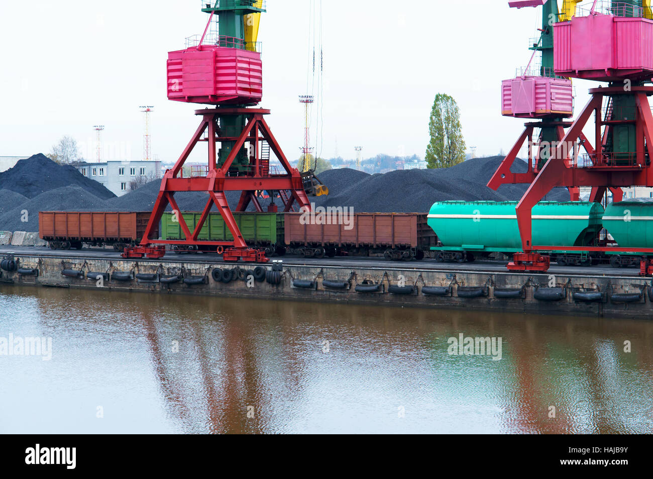 Grues au port, le charbon, le train de marchandises, terminal de fret Banque D'Images