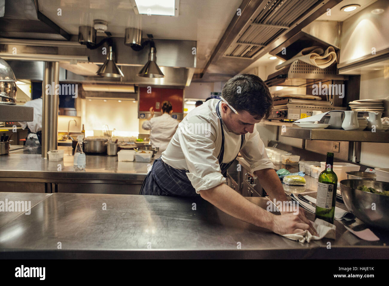 Tom Brown, Sous chef prépare les compteurs pour le service du déjeuner. Wesley Brodin, le pâtissier dans les verres directement derrière lui.La cuisine de Gaut Banque D'Images