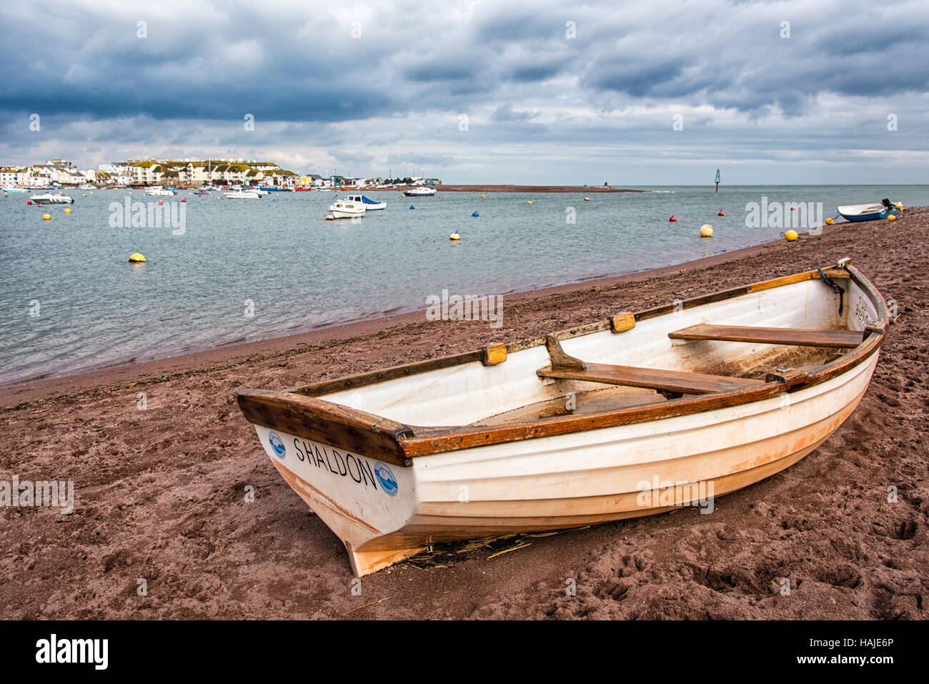 Bateau de pêche sur la plage de Shaldon, Devon, UK Banque D'Images