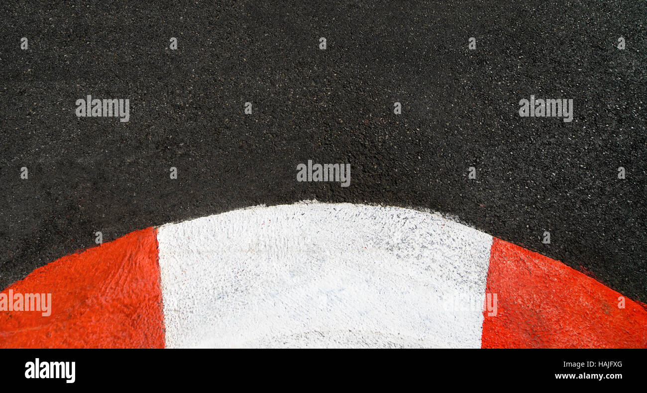 La texture de la course du moteur et de l'asphalte rouge blanc incurvé du trottoir. Close up sur Monaco Montecarlo circuit urbain du Grand Prix Banque D'Images