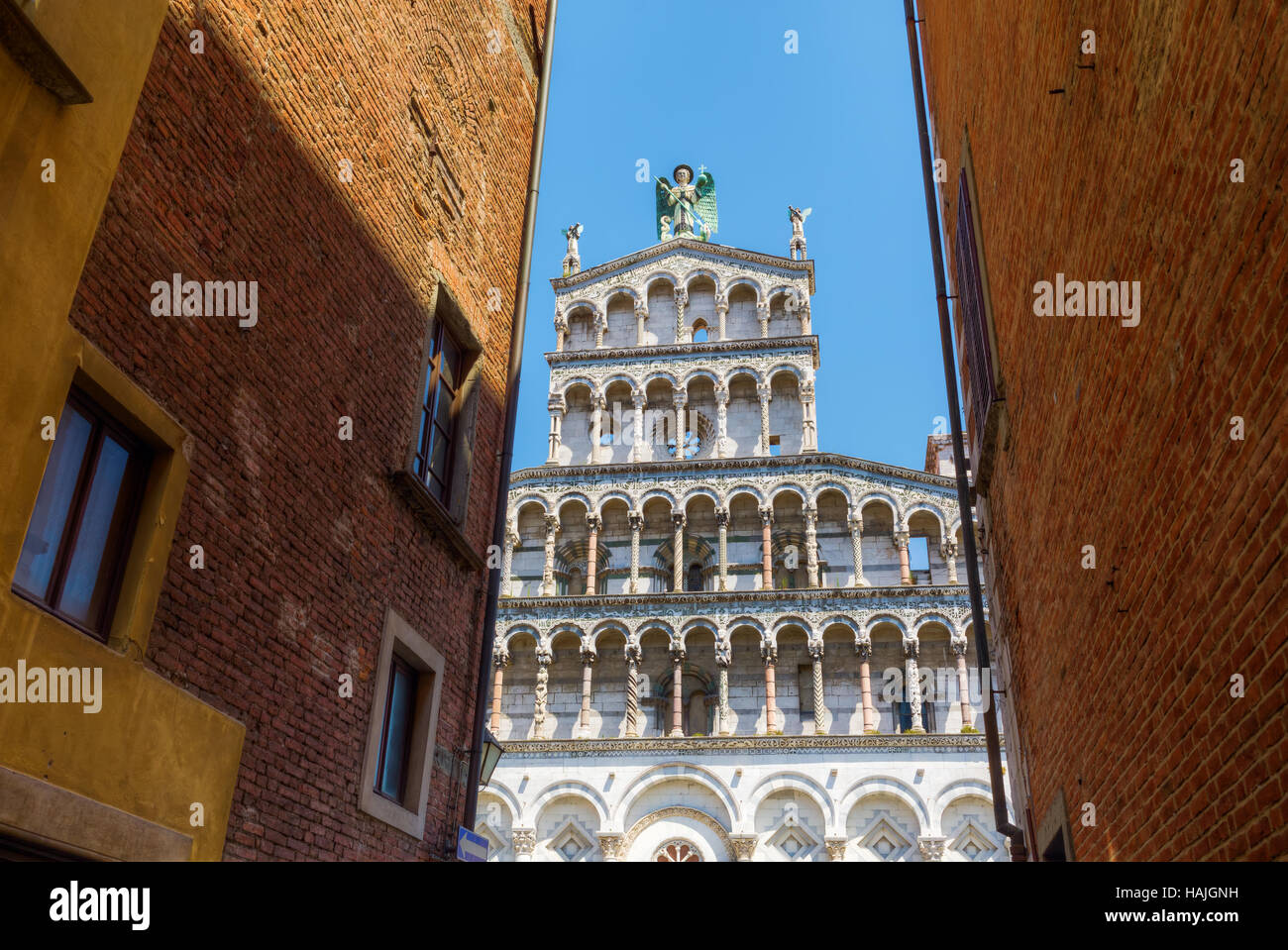 Vue à travers une ruelle sur l'église San Michele in Foro à Lucca, Italie Banque D'Images