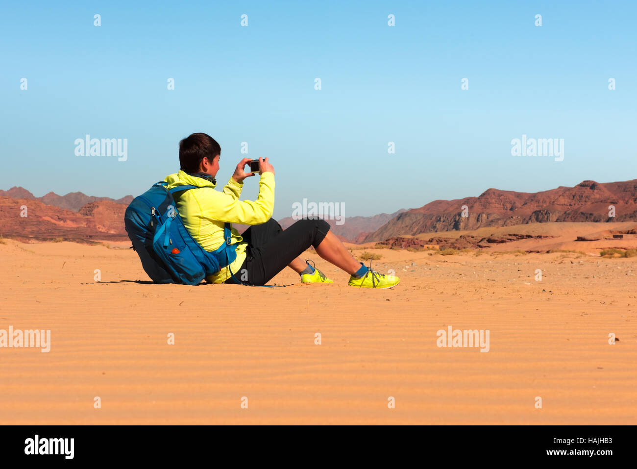 Femme Hiker with backpack photo rend in desert Banque D'Images