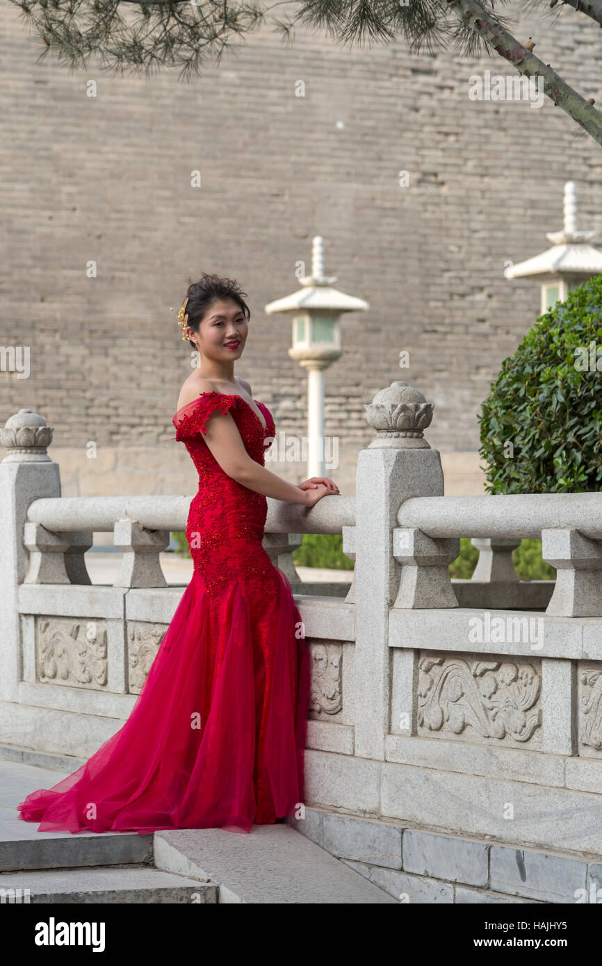 Mariée chinoise qui pose pour la photo de mariage à murs la ville de Xian, province du Shaanxi, Chine Banque D'Images