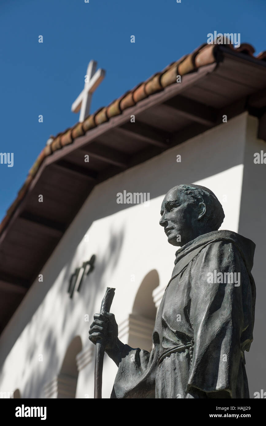 Statue de Père Junipero Serra en face de la Mission San Luis Obispo de Tolosa à San Luis Obispo, Californie, USA. Banque D'Images