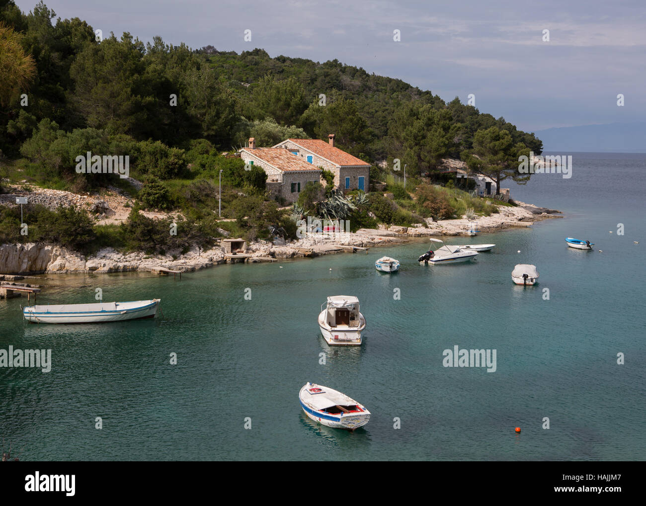 Bateaux dans une petite baie sur l'île de Losinj, golfe de Kvarner, Croatie. Banque D'Images