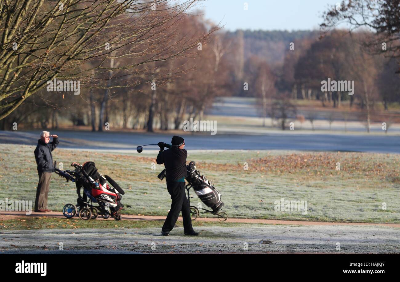 Les golfeurs tee off sur un couvert de givre à Hartley Wintney Tee Golf Club dans le Hampshire, avec aujourd'hui marquant le début officiel de l'hiver météorologique que les températures ont chuté en dessous de zéro encore une fois de plus dans de vastes parties de l'Angleterre et au Pays de Galles. Banque D'Images