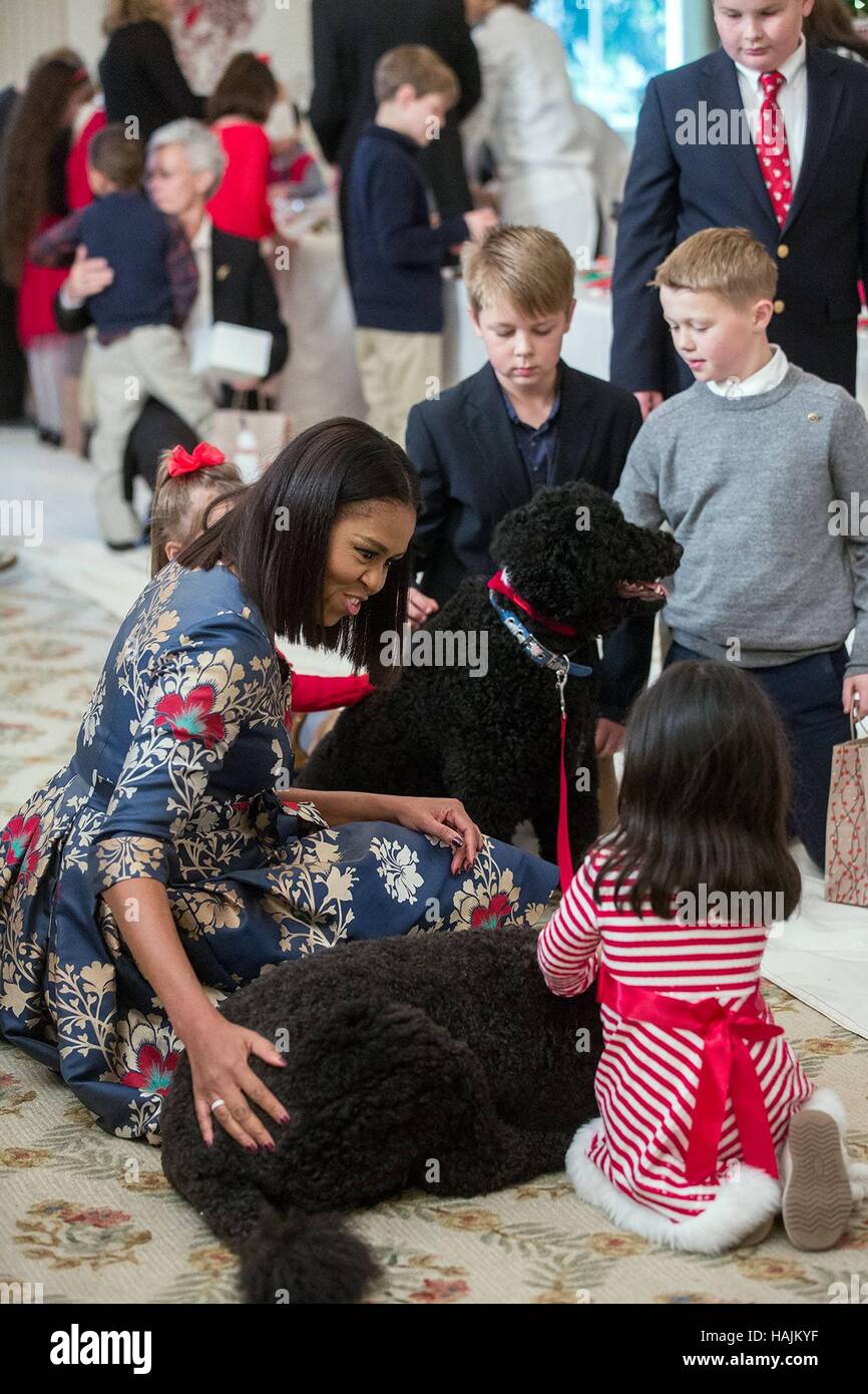 La première dame américaine Michelle Obama et chiens de famille Bo et ensoleillée, les enfants accueillent des familles des militaires alors qu'elle a dévoilé la Maison Blanche 2016 décorations de Noël à la Maison Blanche le 29 novembre 2012 à Washington, DC. Banque D'Images