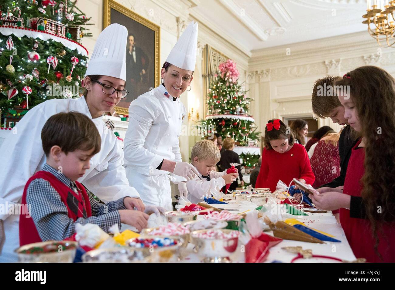 Maison Blanche Chef Pâtissier Exécutif Susie Morrison, Centre, aide les enfants de familles militaires décorer Noël en tant que première dame des États-Unis Michelle Obama dévoile les décorations de Noël annuel à la Maison Blanche le 29 novembre 2016 à Washington, DC. Banque D'Images