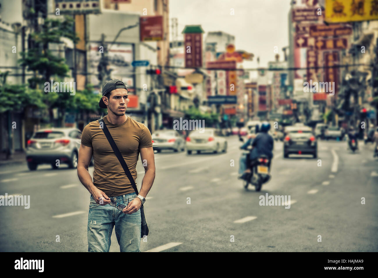 Muscular young handsome man walking sur occupation ensoleillée à Bangkok, Thaïlande. Banque D'Images