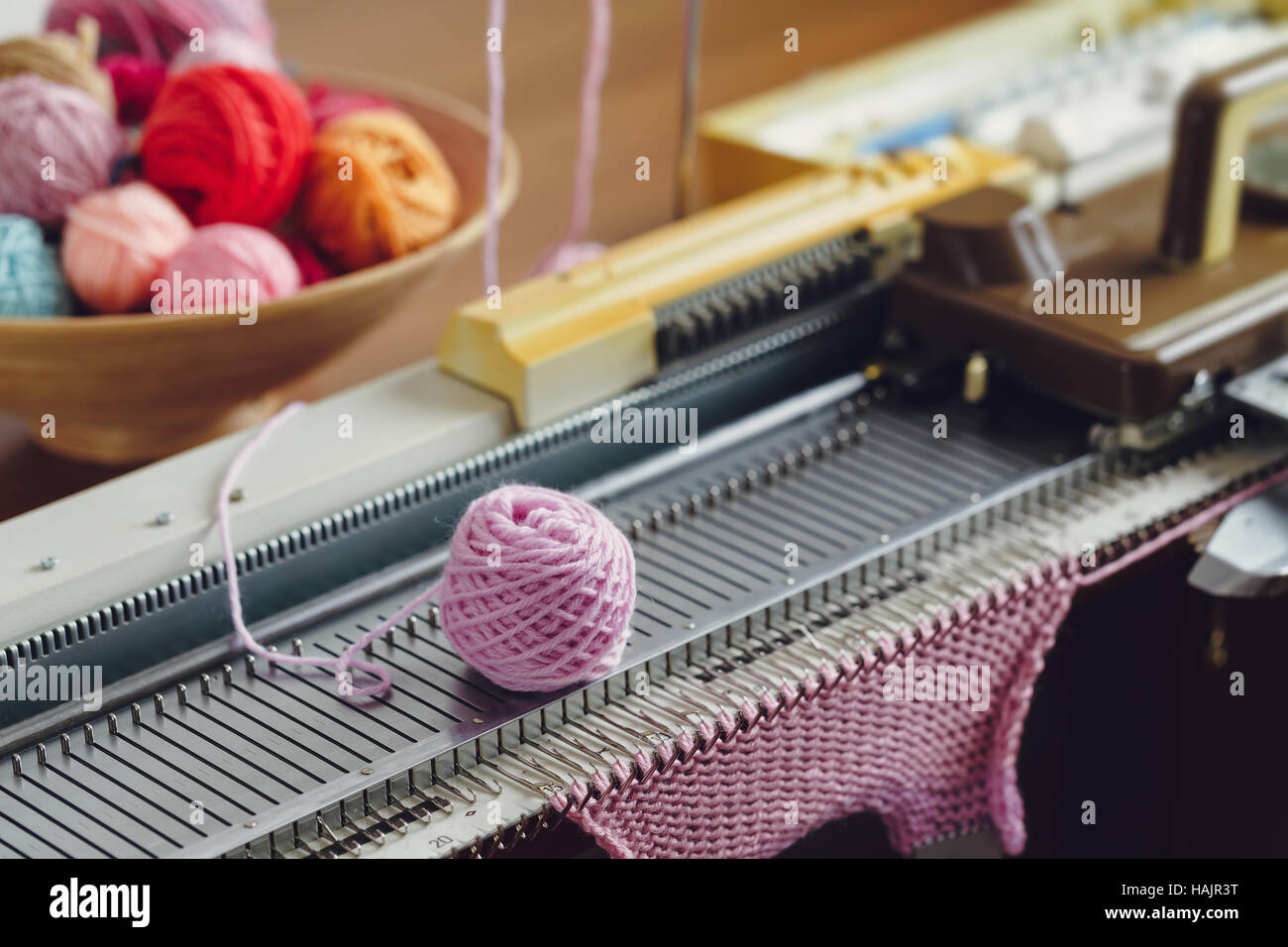 Machine à tricoter à la main. Une machine à tricoter est un dispositif utilisé pour créer les étoffes de bonneterie dans un semi ou entièrement automatisée. Banque D'Images