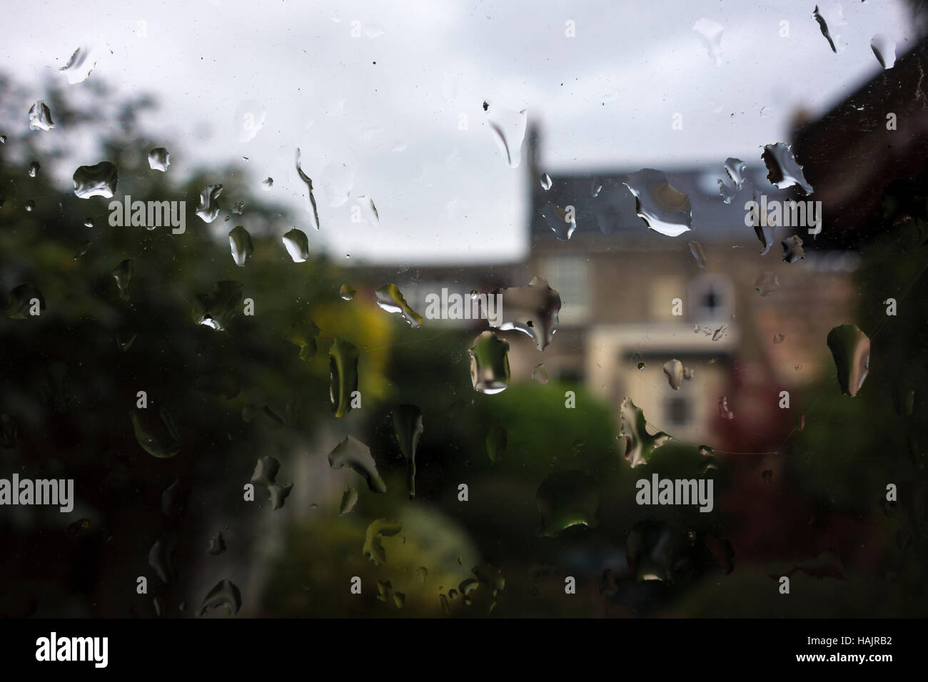 Gouttes de pluie sur veuve sale Banque D'Images