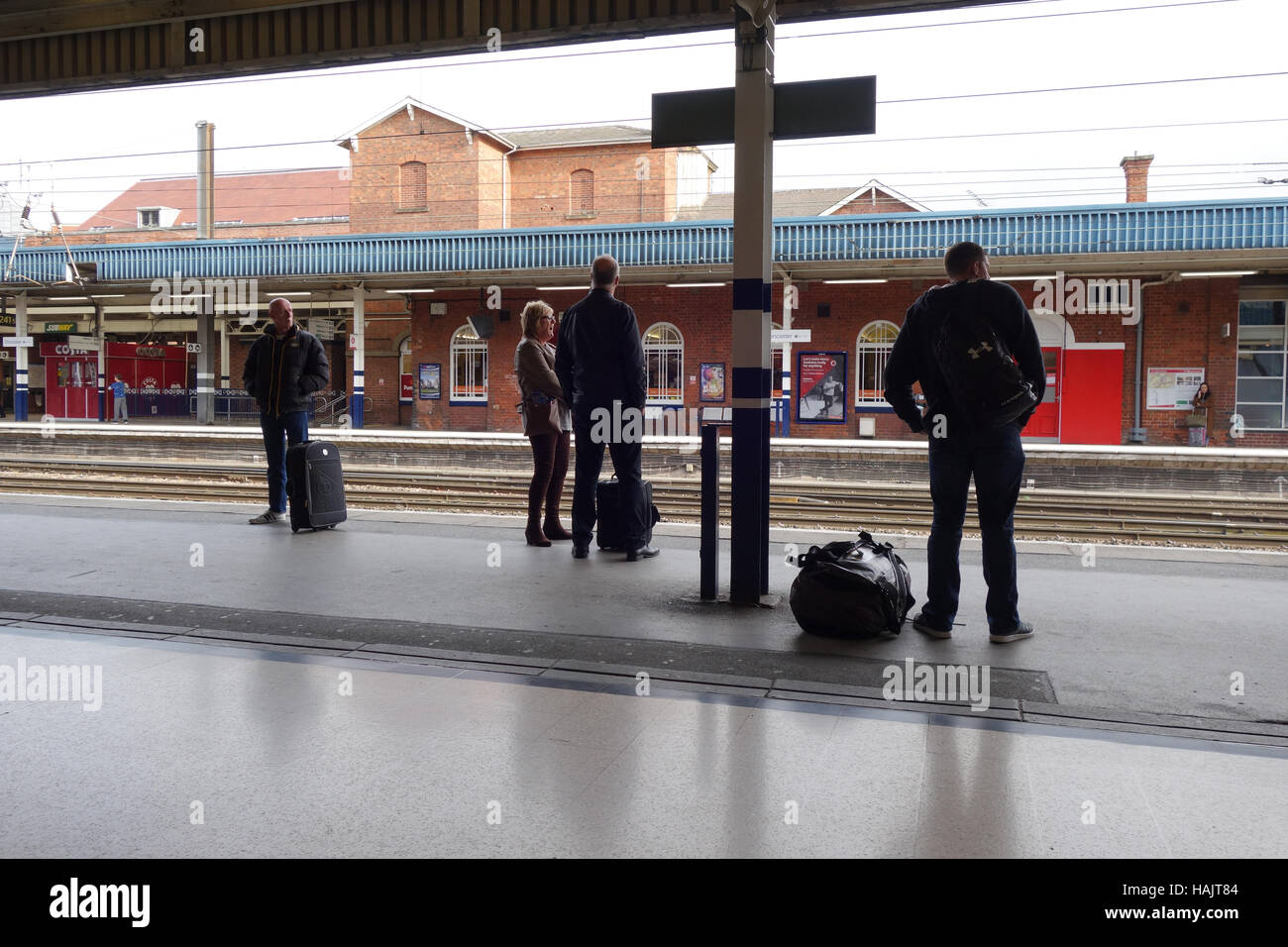 Les passagers qui attendent sur la plate-forme à la gare de Doncaster Banque D'Images