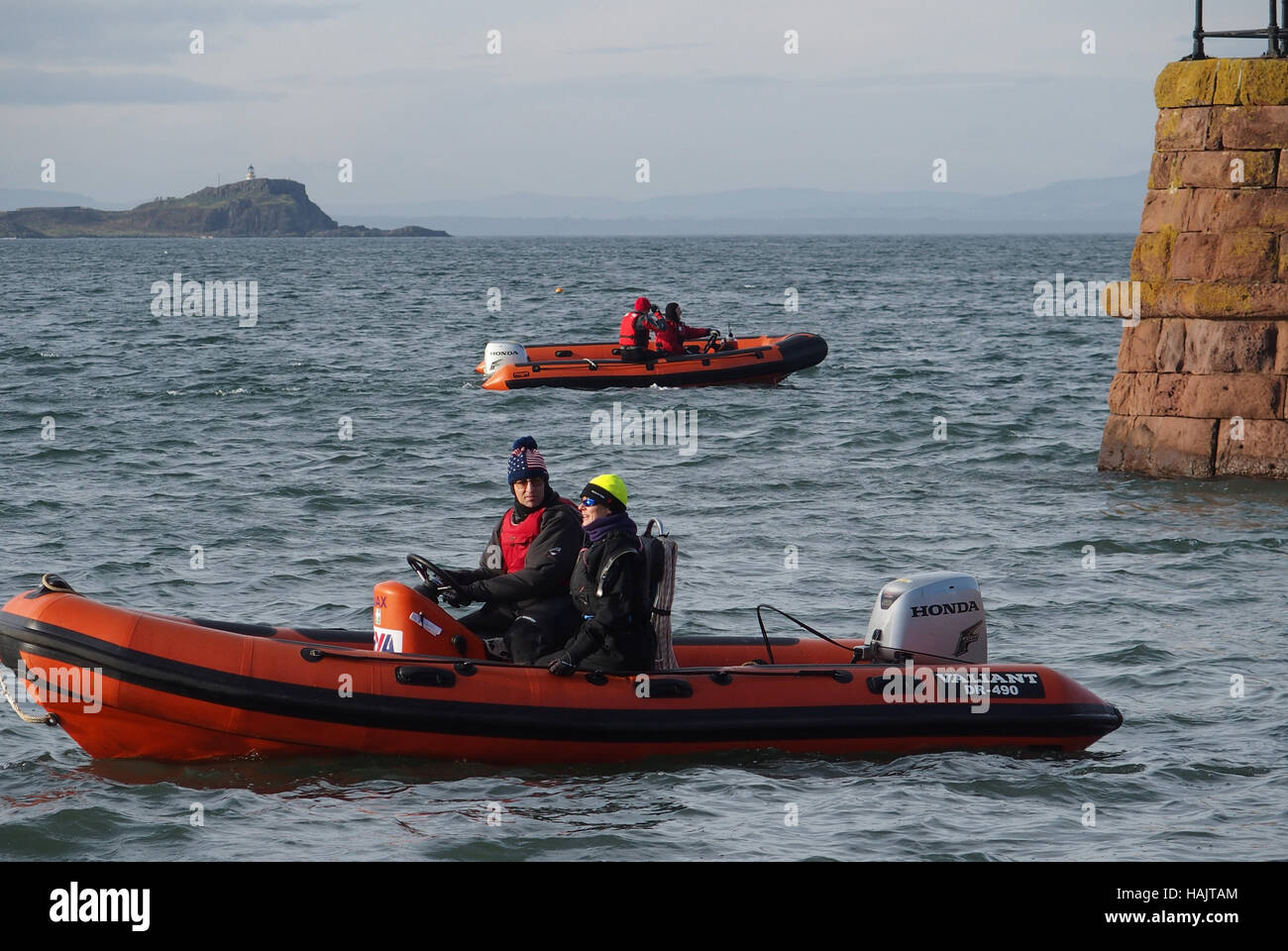 Canot de sauvetage pour les bots de côtes - les équipages habillé pour l'hiver Banque D'Images