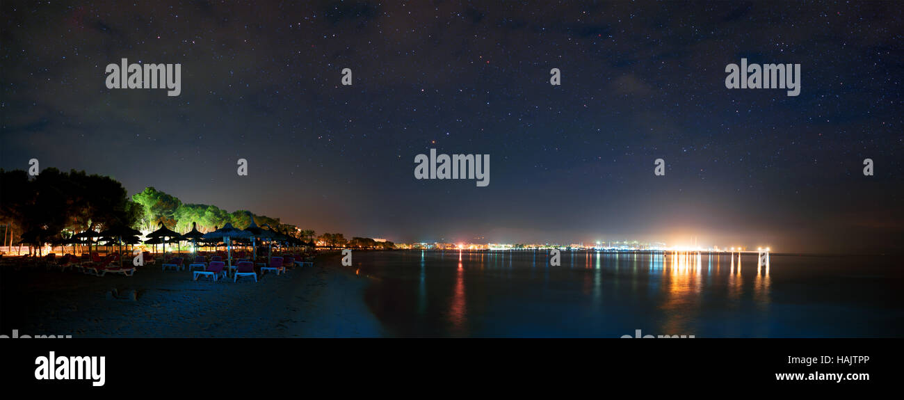 La plage sur l'île de Majorque la nuit. Vue sur la mer, plage et ciel étoilé Banque D'Images