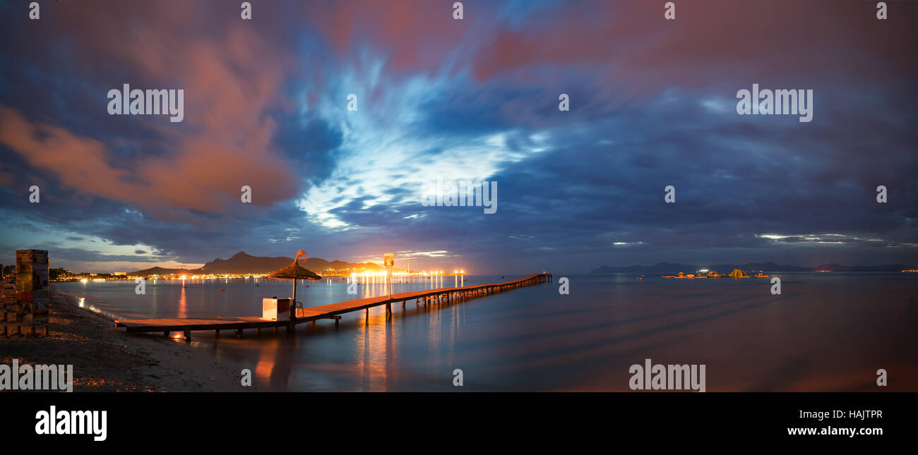Jetée en bois dans la baie de la mer au coucher du soleil Banque D'Images