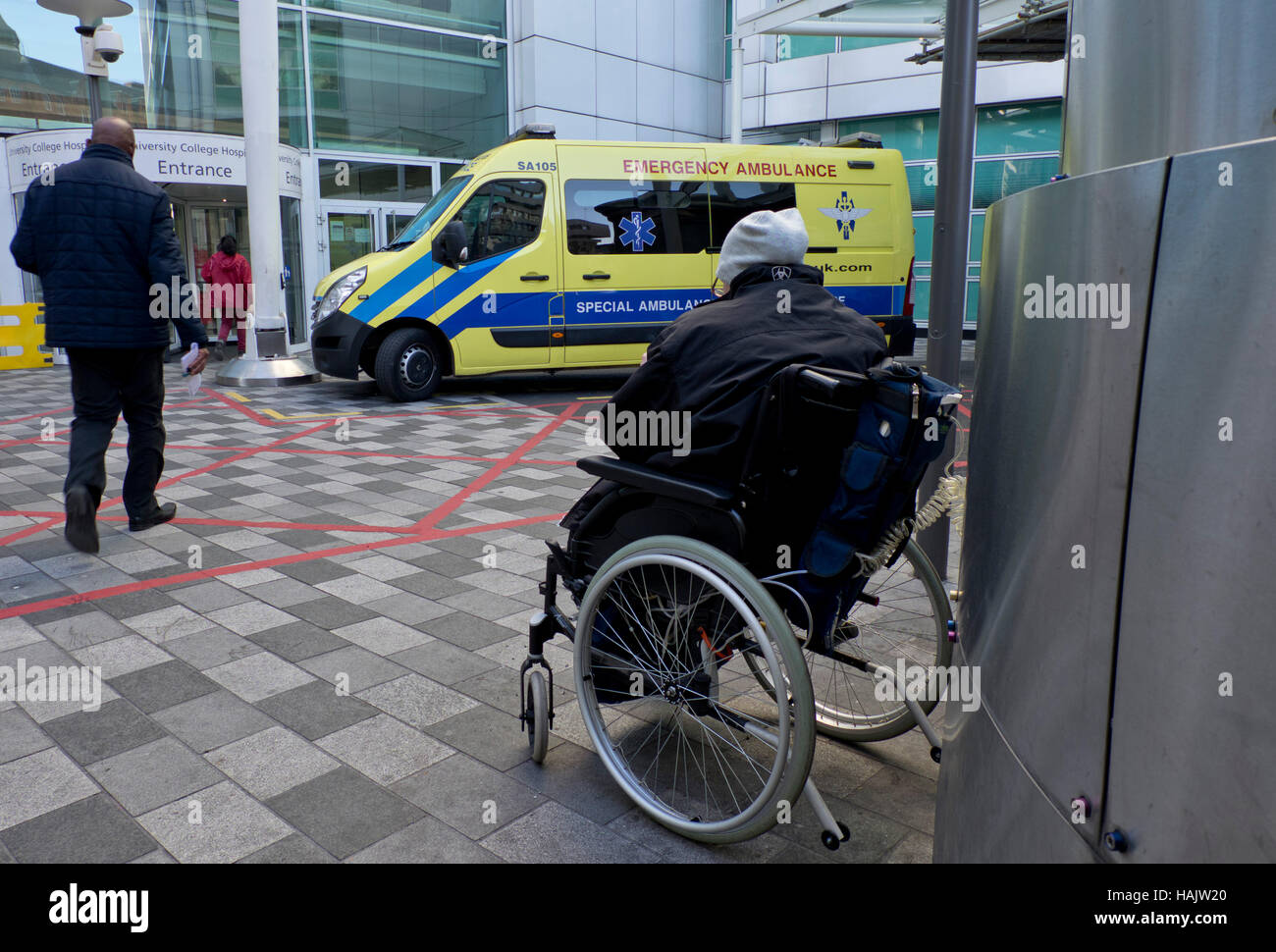 Les visiteurs et les patients à l'University College Hospital, London,UK Banque D'Images