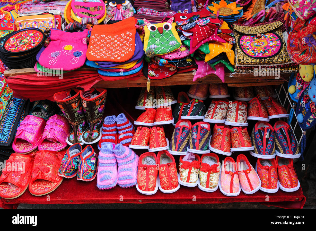 - Des tissus faits à la main et coloré mignon tissu fait-main les éléments d'un vendeur de rue, se tenir dans une petite ville de la province de Guangxi, Chine Banque D'Images