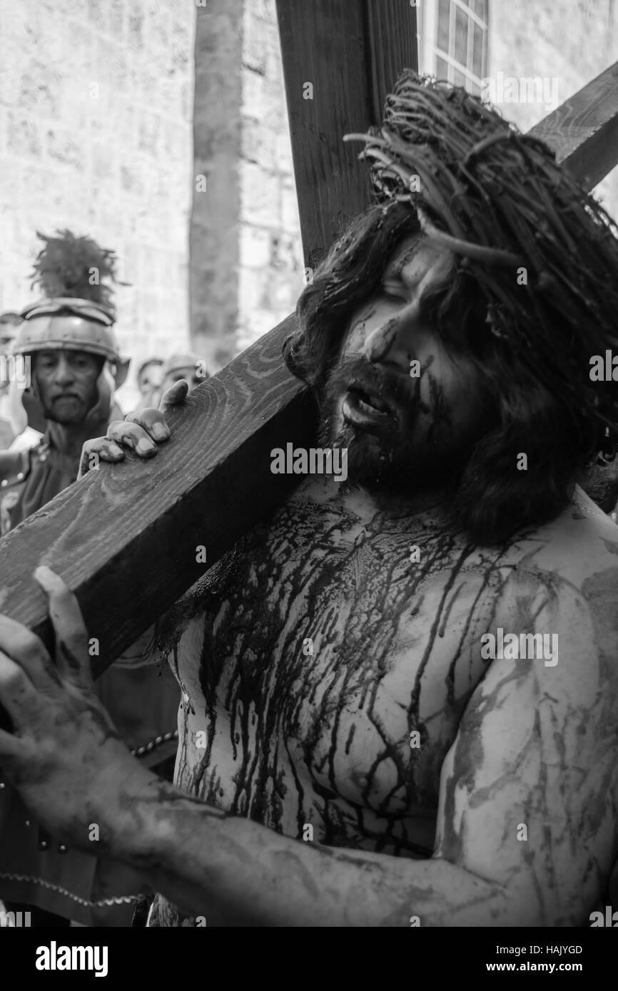 Jérusalem - 29 mars : Vendredi Saint Catholique - un groupe d'acteurs présentant la crucifixion du Christ près de l'église du Saint-Sépulcre dans la vieille ville, la bonne Banque D'Images