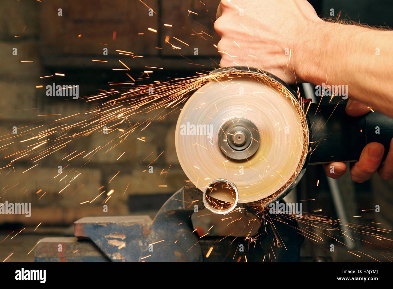 Couper le métal avec une meuleuse d